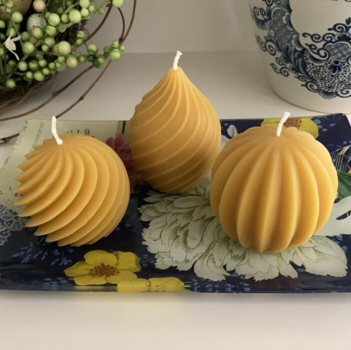 Velas en color amarillo con forma de enjambre de abejas