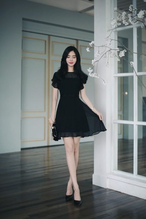 Little black dress de manga corta con cuello redondo, forro y transparencia