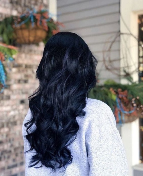 Cabello largo teñido de negro