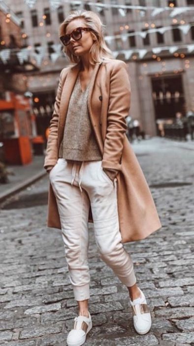 Chica usando pants beige