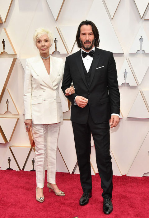 Keanu Reeves junto a su madre en la alfombra roja de los Óscar 2020