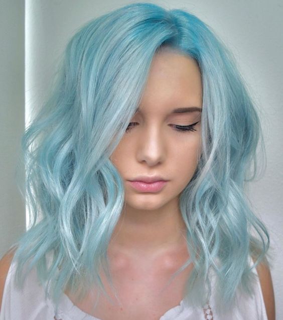 Chica con cabello teñido en tono azul cielo; Tintes bonitos en tonos pastel que debes intentar