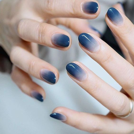 Manicura estilo caramelo en azul oscuro ;16 Manicuras azules para sentir tus dedos entre las nubes