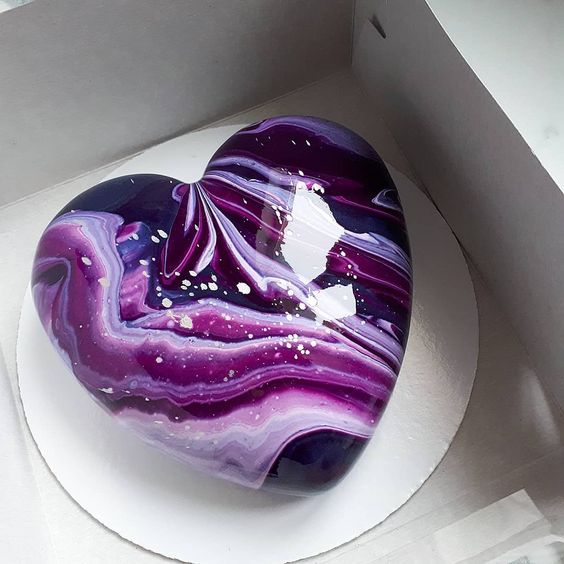 pastel en forma de corazón en tonos morados ;17 Hermosos pasteles glaseados que te conquistarán a primera vista