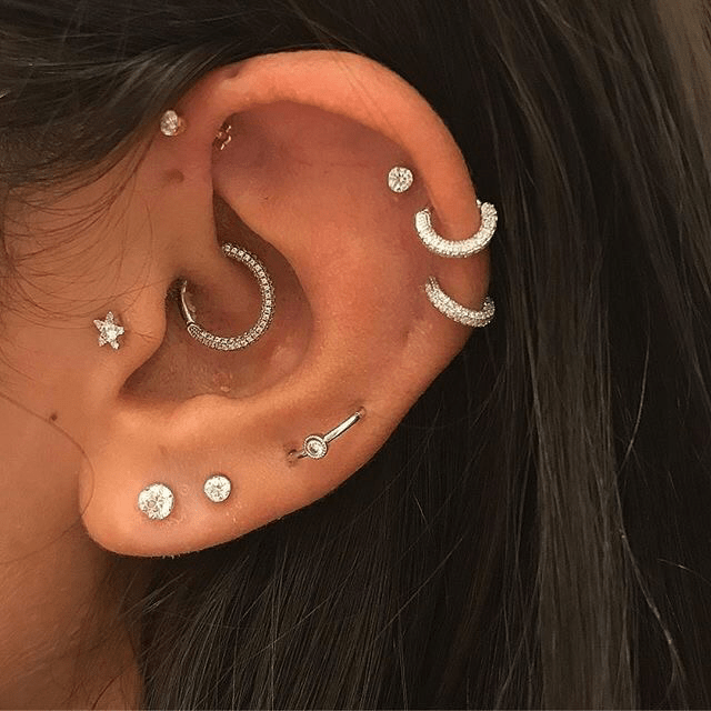 Tragus piercing de estrella