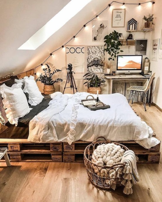 Organización de habitación pequeña con estilo de color madera, grises y blancos
