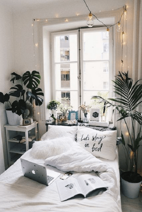 Organización de habitación pequeña con estilo de colores blanco y detalles de plantas