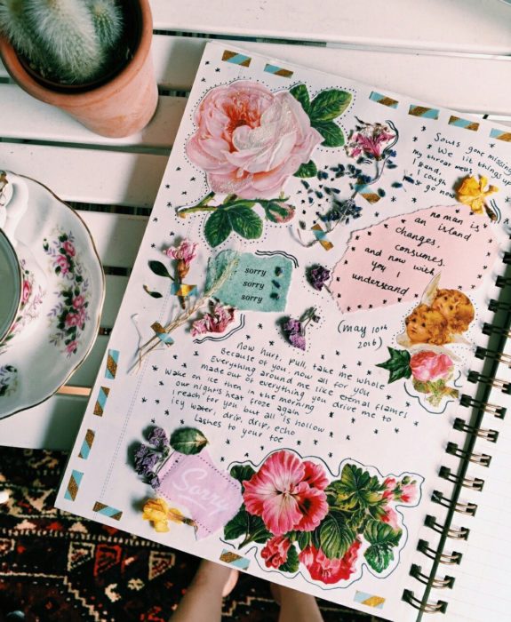 Libreta decorada con recortes de flores