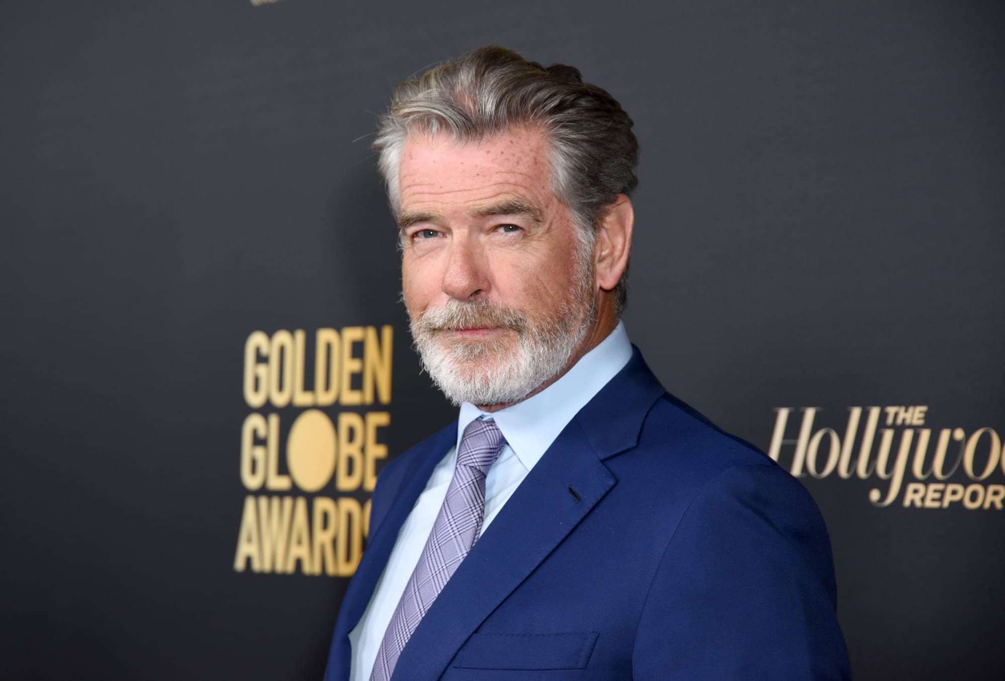Pierce Brosnan ;17 Famosos a los que las canas les sientan de maravilla