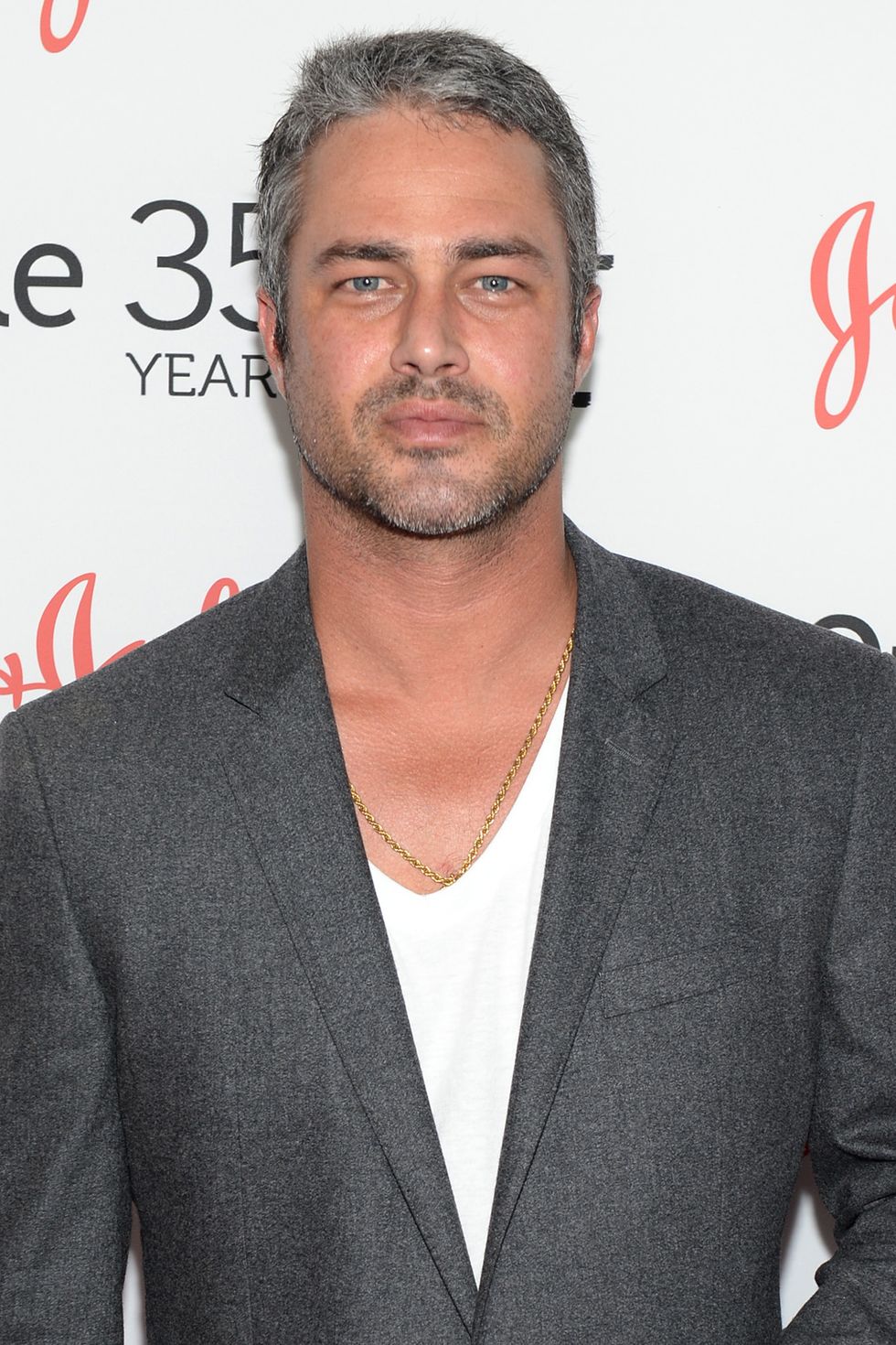 Taylor Kinney ;17 Famosos a los que las canas les sientan de maravilla