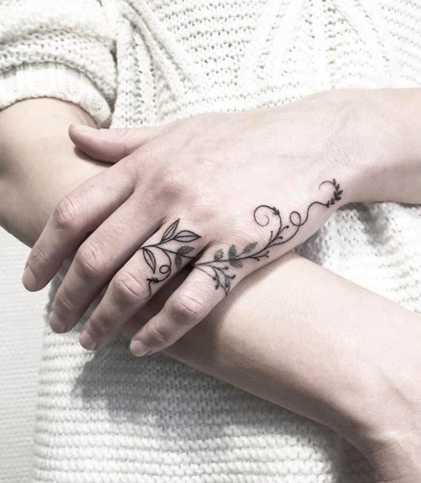 Tatuajes femeninos y discretos en las manos; enredadera