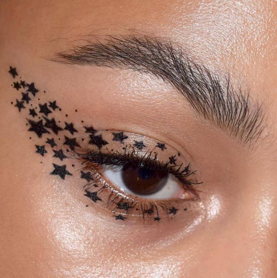 Delineado hecho con muchas estrellitas
