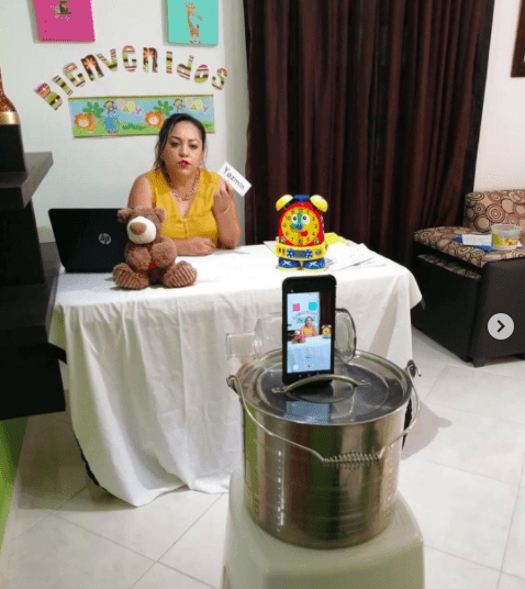 Profesores adaptan su casa para clases virtuales