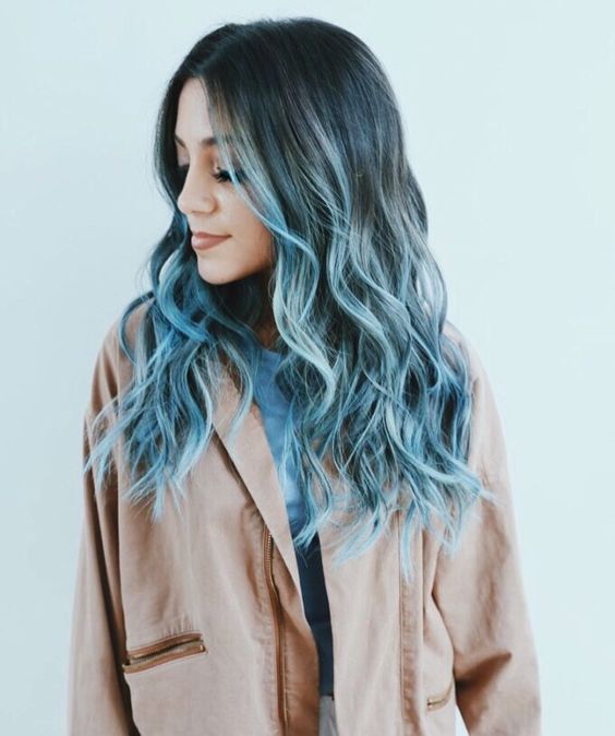 Chica con cabello largo teñido en balayage aguamarina