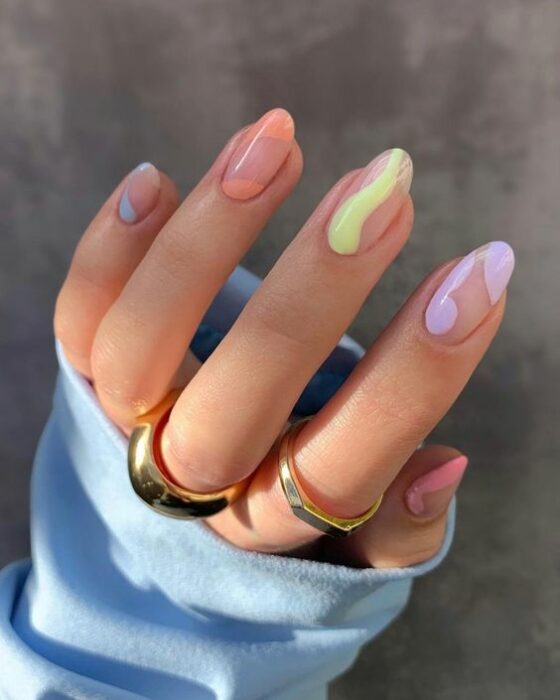 Manicura en tonos pastel con líneas irregulares; Ideas para manicura aesthetic