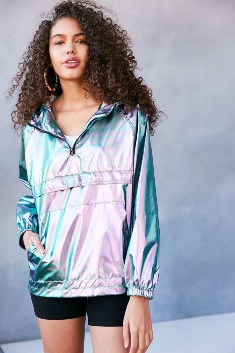 Chica usando sudadera en tono tornasol