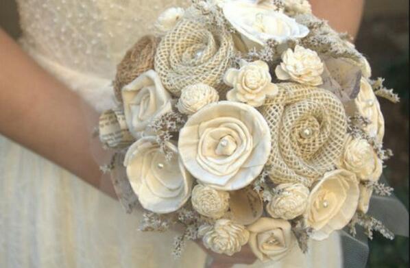 Ramo de novia hecho con diversas texturas de tela y perlas decorativas