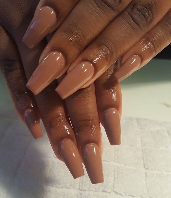 Uñas terracota para chicas morenas
