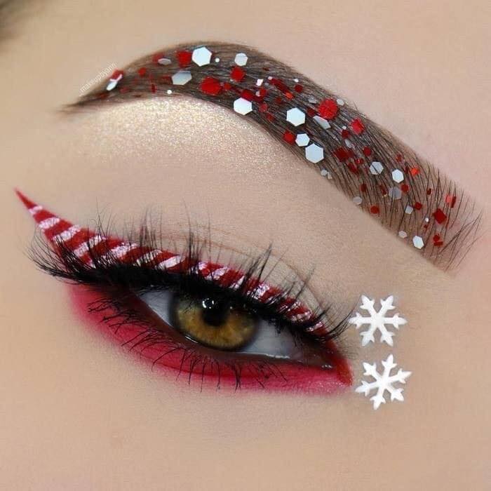 Chica con maquillaje de ojos inspirado en caramelos navideños; Maquillajes lindos para celebrar Navidad