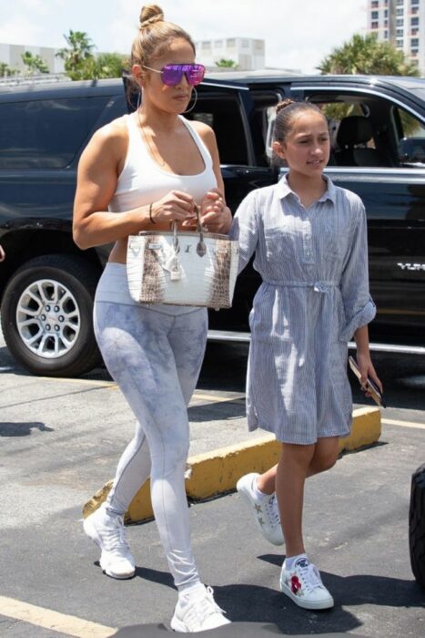 Jennifer Lopez caminando al lado de su hija Emme