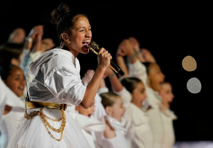 Emme, hija de Jennifer Lopez, cantando en el medio tiempo del Superbowl 2020