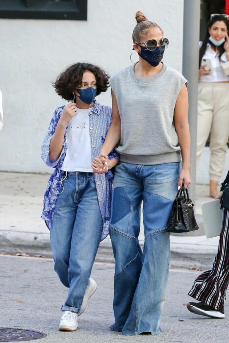 JLo agarrada de la mano de su hija al cruzar una calle