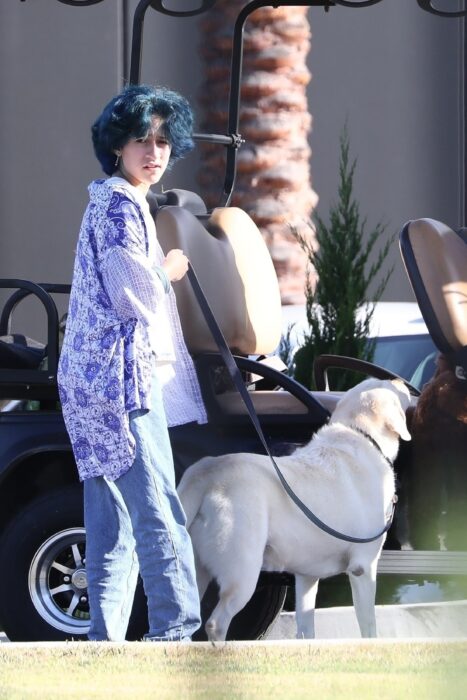 Emme, hija de Marc Anthony, con un perro en la calle