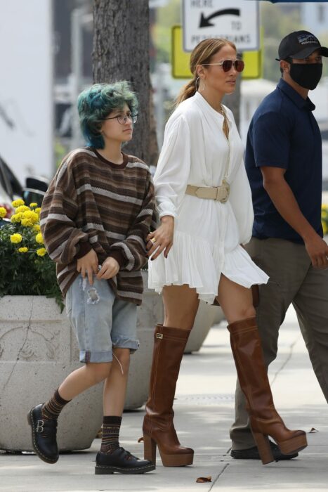 Emme caminando por la calle con JLo