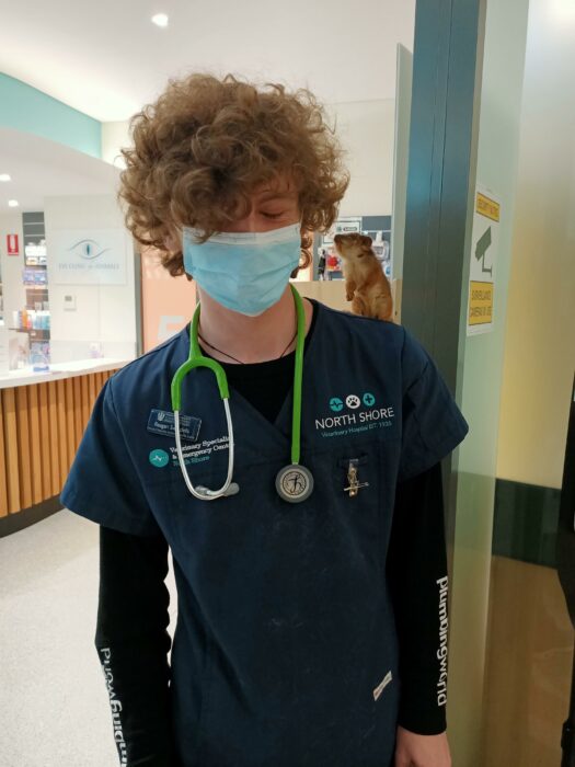 chico en un hospital con una zarigüeya sobre el hombro