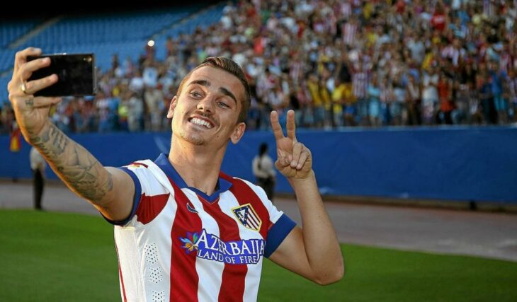Antoine Griezmann tomándose una selfie en el estadio de futbol