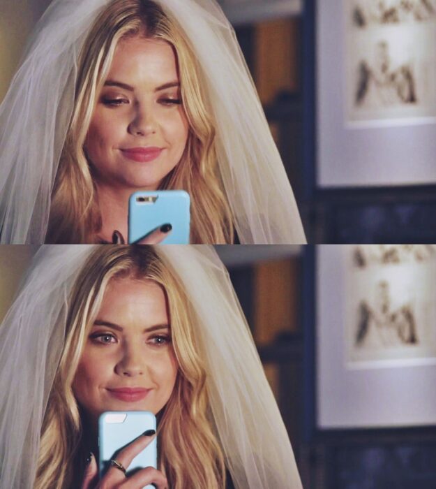 Hanna Marin con velo de novia y su celular en la mano
