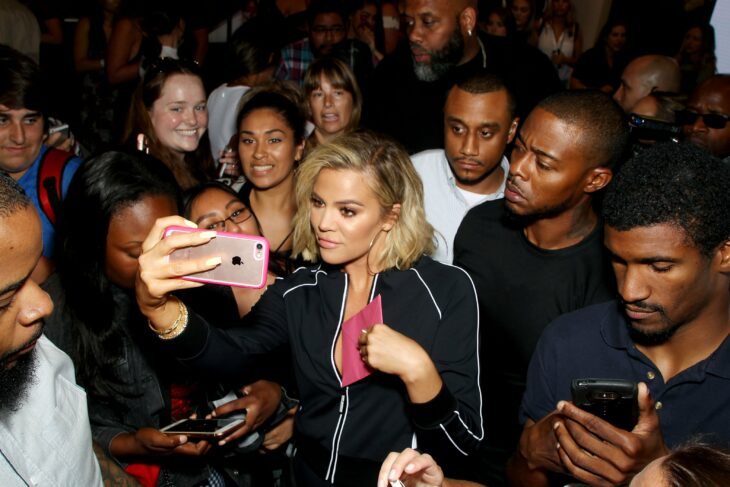Khloé tomándose una selfie con unos fans
