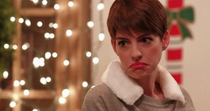 Anne Hathaway con cara triste
