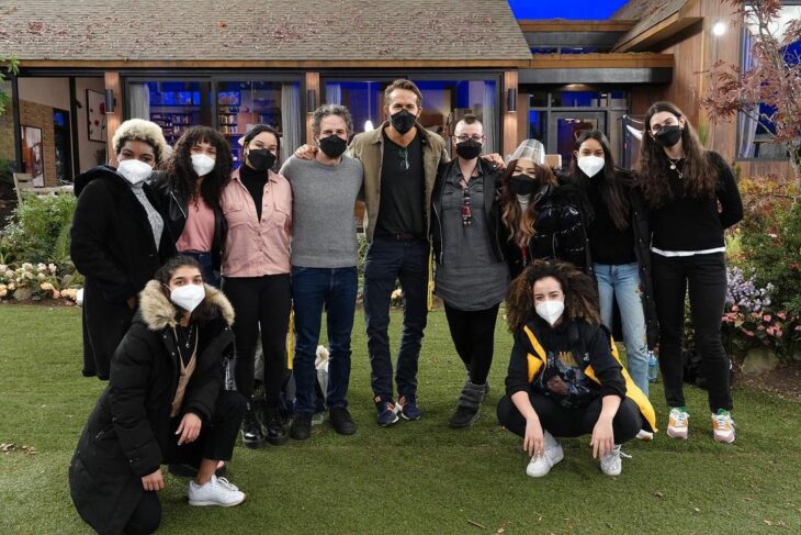 Ryan Reynolds y Mark Ruffalo posando con colaboradores de la película El Proyecto Adam