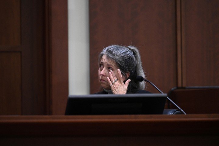 Christi Dembrowski, hermana de Johnny Depp en el estrado durante el juicio en contra de la actriz Amber Heard