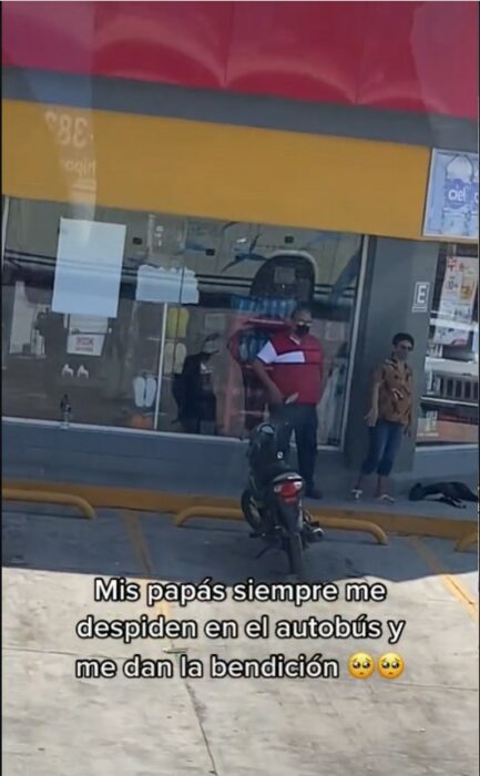 hombre y mujer a punto de caminar cerca de un Oxxo