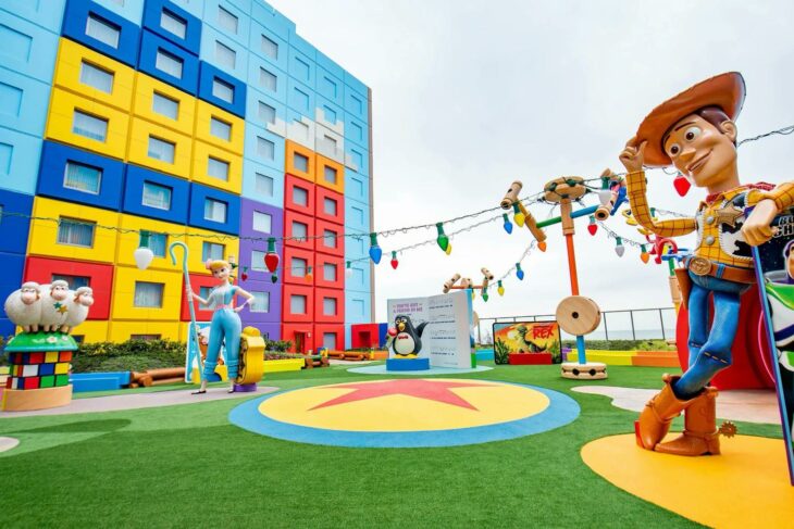 Área de juegos con Woody y Bo Peep en el Toy Story Hotel en Tokio