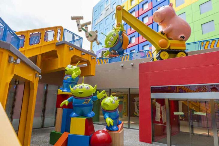 Hamm recogiendo a los marcianos con una grúa en el Toy Story Hotel en Tokio