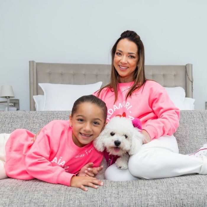 Adamari López al lado de su hija Alaïa en la cama con su perro