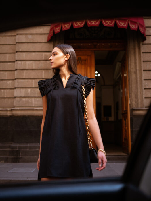 Vestido negro con pliegues; Campaña Liverpool colección YAKAMPOT for MAP