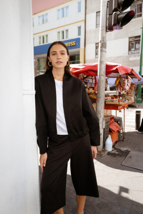 Saco en tono negro; Campaña Liverpool colección YAKAMPOT for MAP