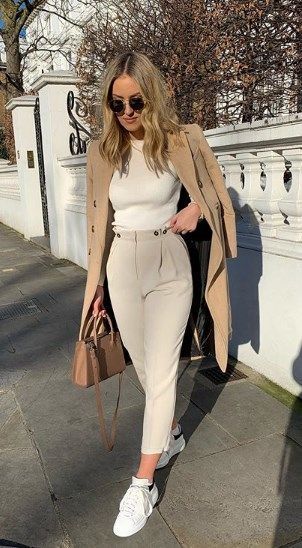 chica usando un outfit de oficina con tenis 