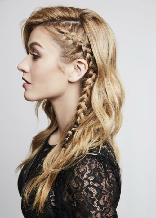 mujer mostrando una trenza de perfil
