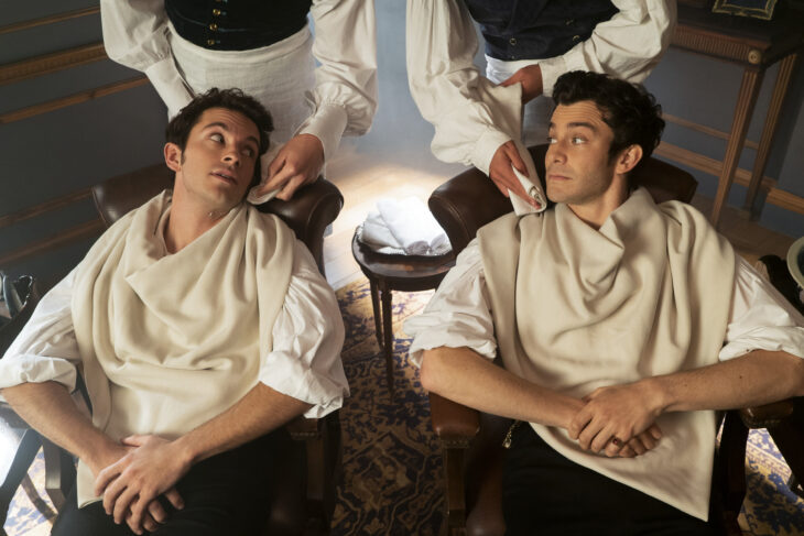 Anthony y Benedict Bridgerton en una escena donde están en la barbería