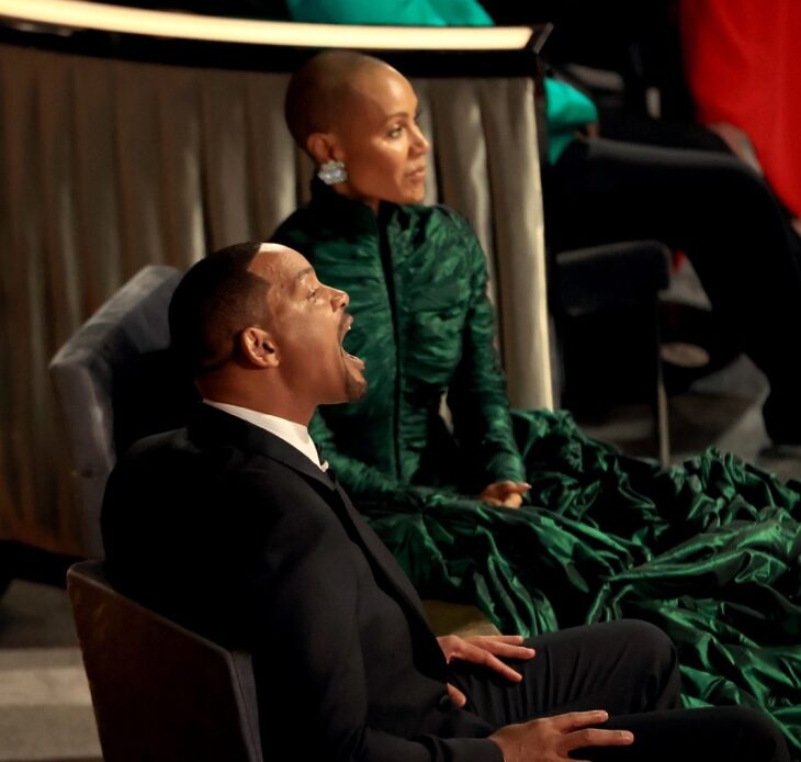 Jada Pinkett Smith al lado de Will Smith gritando a Chris Rock en los Óscar 2022