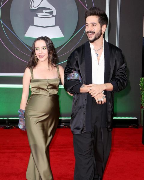 Evaluna y camilo abrazados