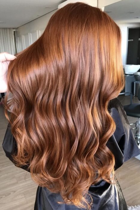 Chica de espaldas mostrando su cabello
