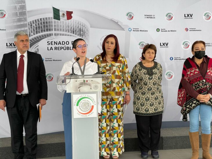 Paola Schietekat rodeada de personal de la Secretaría de Relaciones Exteriores en una rueda de prensa