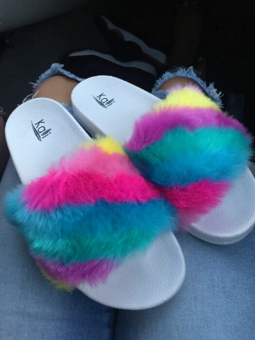 par de pantuflas Furry marca Kali de varios colores