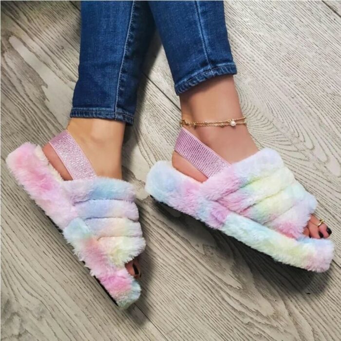 pies modelando pantuflas furry en colores pastel